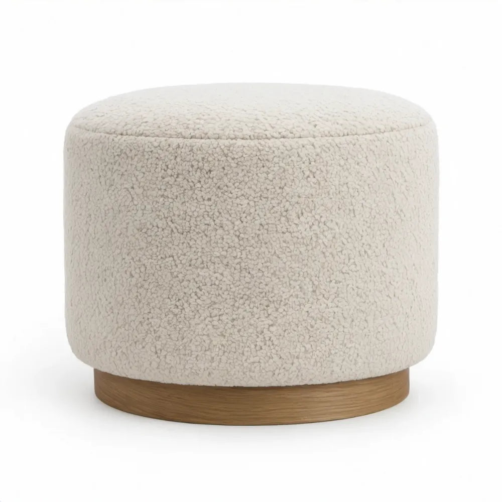 Ronde poef Ø 60 x H 45 cm in crèmekleurig polyester bouclé met naturel eikenfineer voet